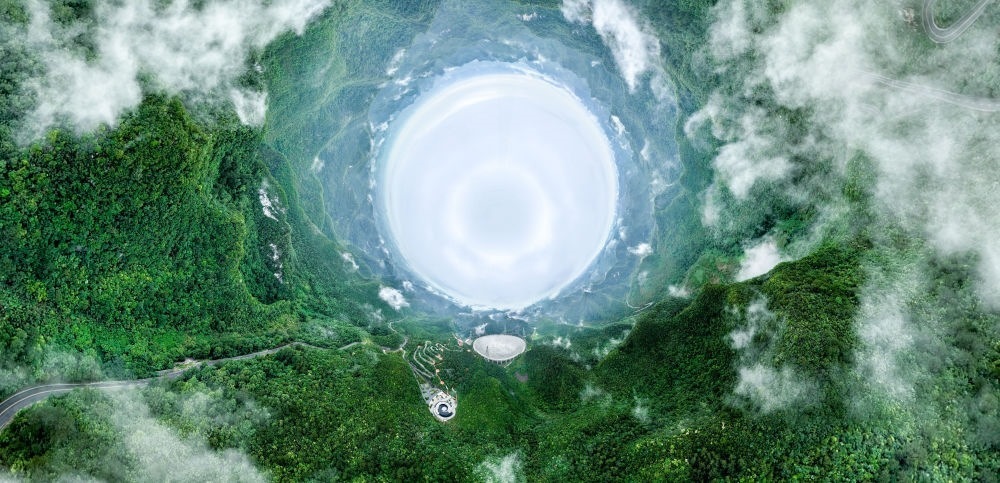 6月22日拍攝的“中國(guó)天眼”全景（維護(hù)保養(yǎng)期間拍攝，無(wú)人機(jī)全景拼接照片）。新華社記者 歐東衢 攝