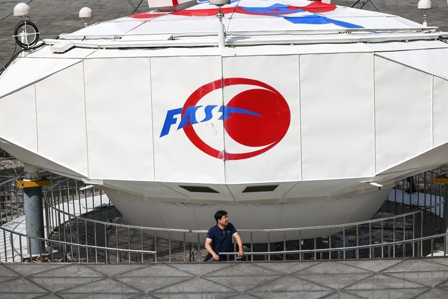 2022年8月25日，F(xiàn)AST運(yùn)行和發(fā)展中心常務(wù)副主任、總工程師姜鵬在饋源艙前（維護(hù)保養(yǎng)期間拍攝）。新華社記者 歐東衢 攝