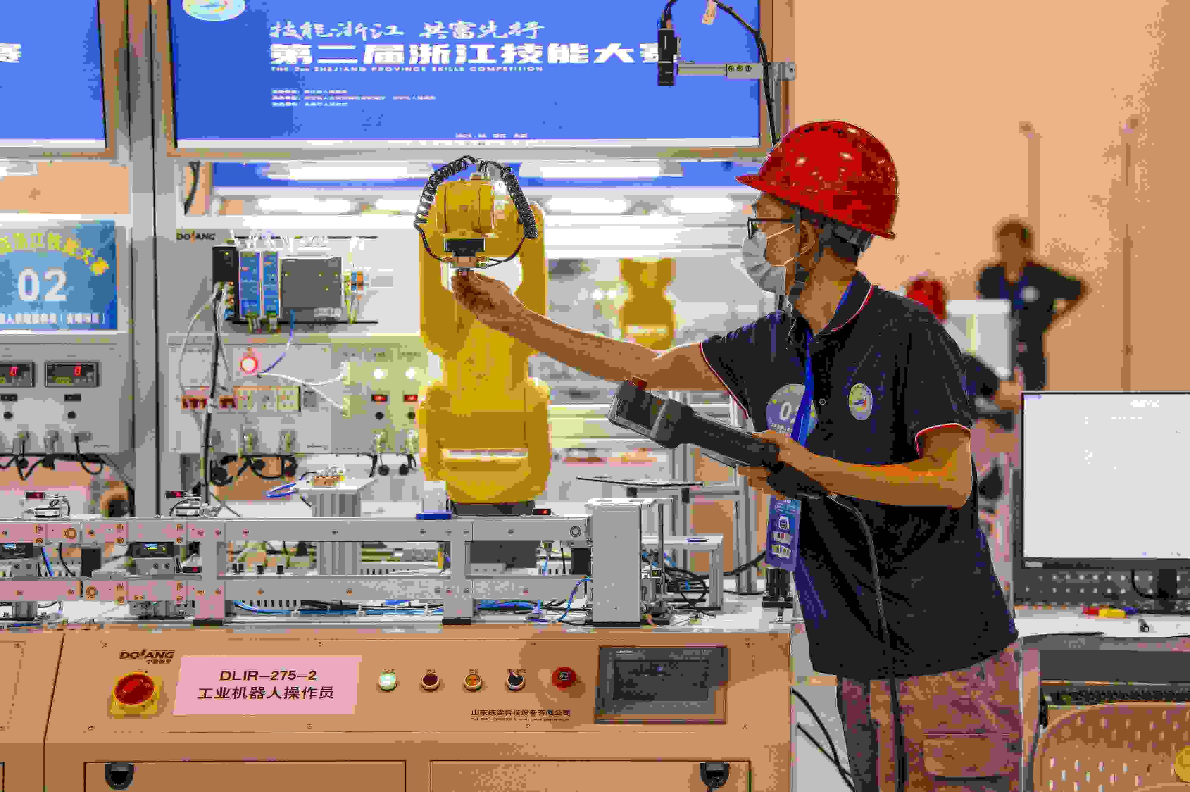 2023年6月19日，第二屆浙江技能大賽在永康市國際會展中心舉行。參賽選手在進(jìn)行工業(yè)機(jī)器人系統(tǒng)操作員項(xiàng)目比賽。