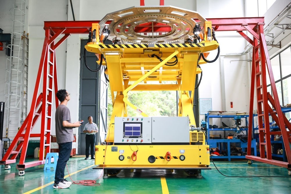 7月26日，工作人員在調(diào)試饋源接收機(jī)拆裝機(jī)器人。新華社記者 歐東衢 攝