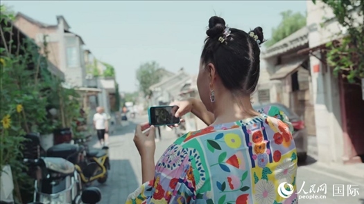柳芭在胡同里采風。人民網(wǎng) 張若涵攝