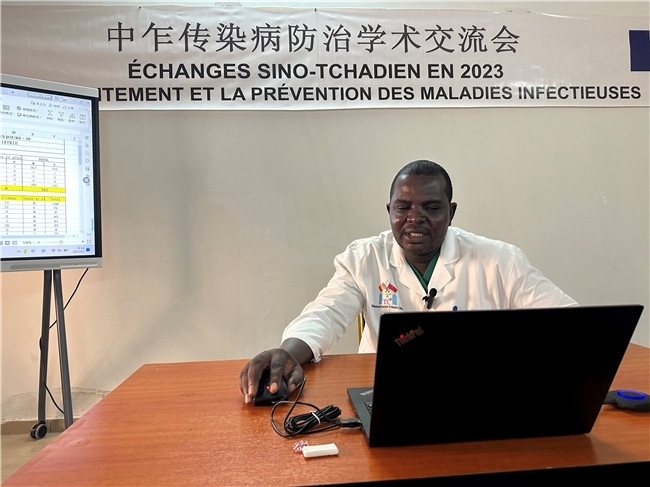 圖為中乍友誼醫(yī)院兒科護士長穆罕默德·阿米勒·阿里授課。中國援乍得醫(yī)療隊供圖