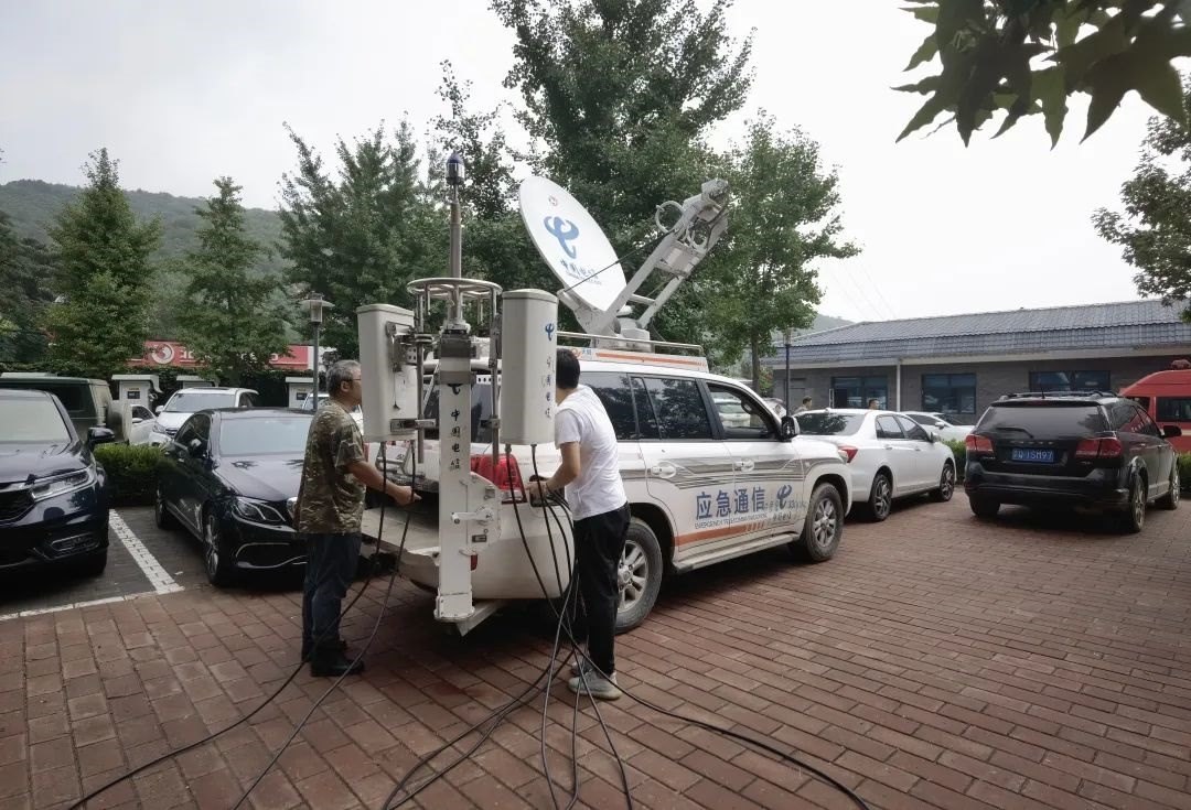 工作人員正在進(jìn)行通信搶修。 受訪者供圖