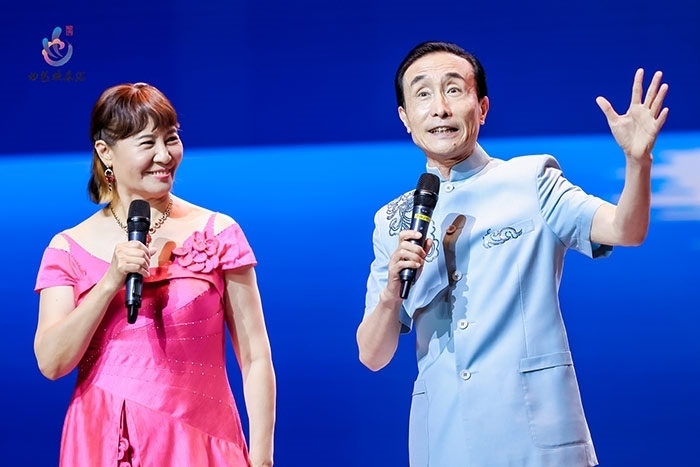 小品表演藝術(shù)家鞏漢林、金珠在演出現(xiàn)場(chǎng)。主辦方供圖