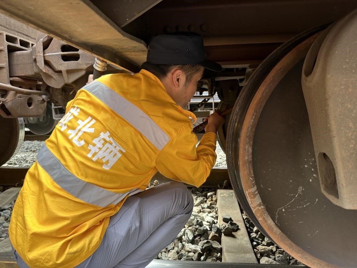 劉偉在進(jìn)行列車檢查工作。人民網(wǎng) 王紹紹攝