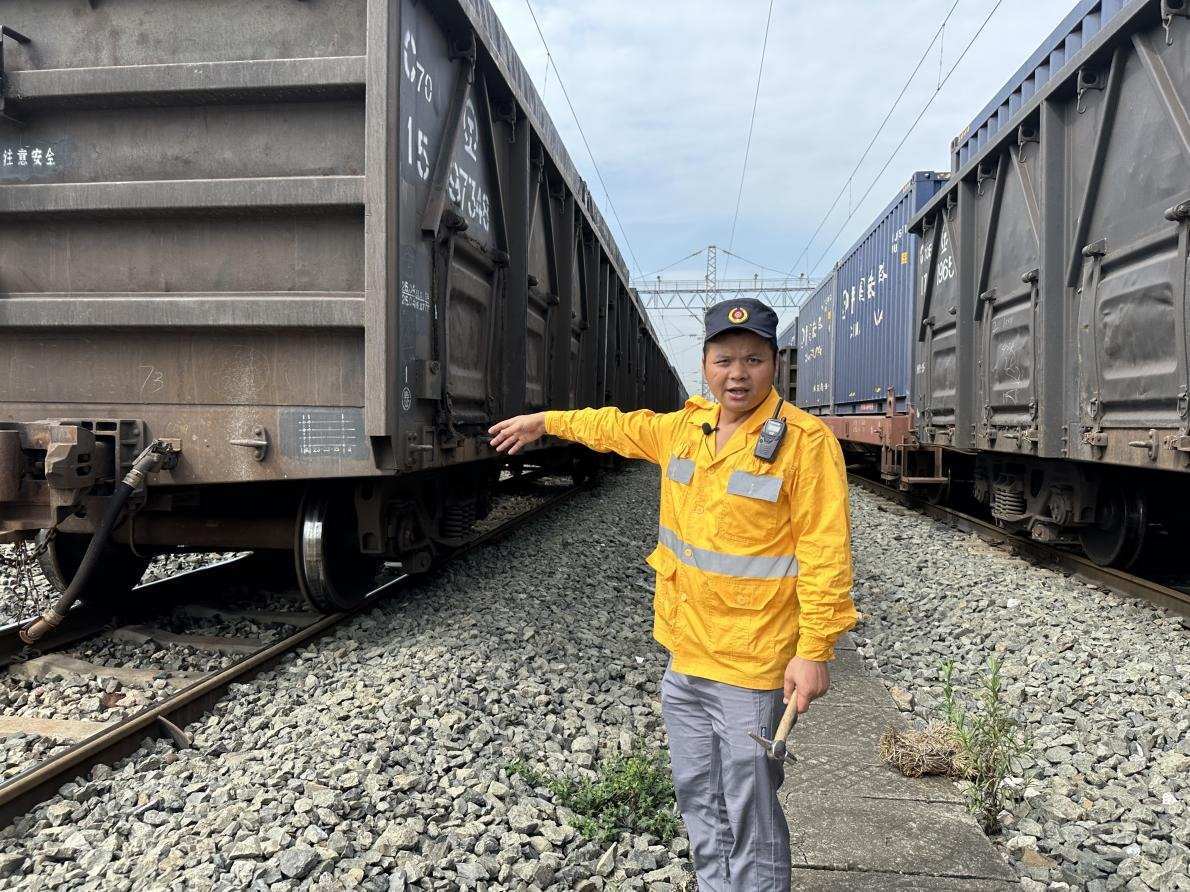 劉偉在向記者介紹檢車注意事項。人民網(wǎng) 王紹紹攝