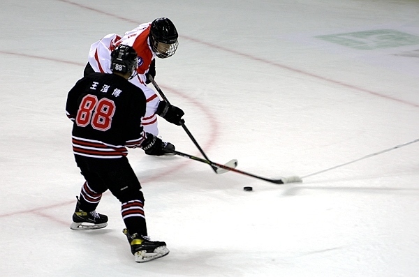 陜西隊球員馬思成與黑龍江隊球員王泓博爭搶。人民網(wǎng)記者 胡雪蓉攝