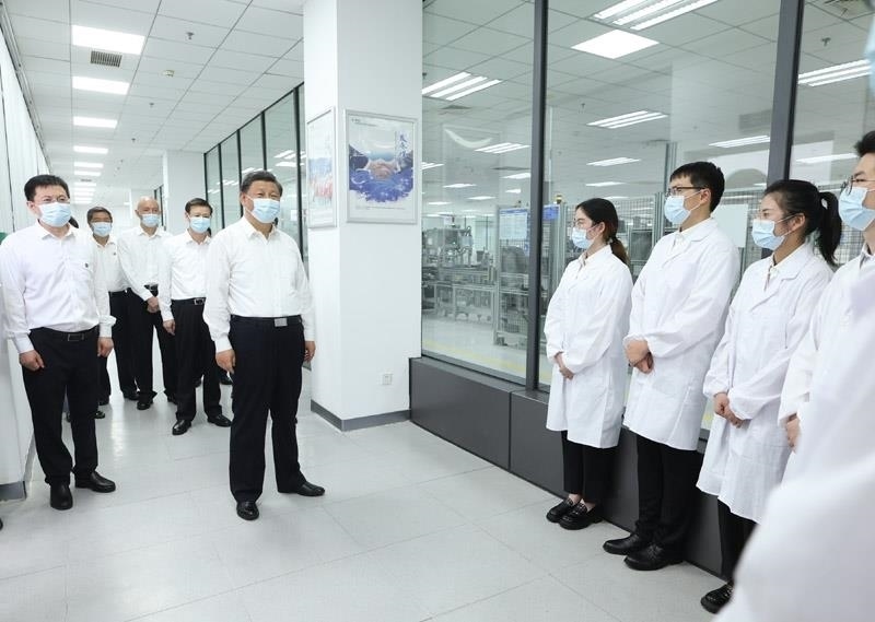 2023年7月6日，習近平總書記在江蘇南京市考察南瑞集團有限公司，同年輕研發(fā)人員親切交流。