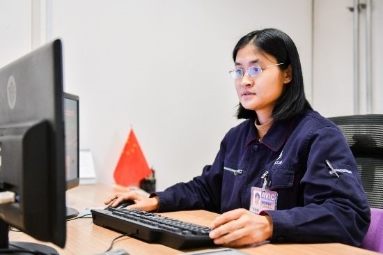 工作中的劉艷梅。航空工業(yè)沈飛供圖