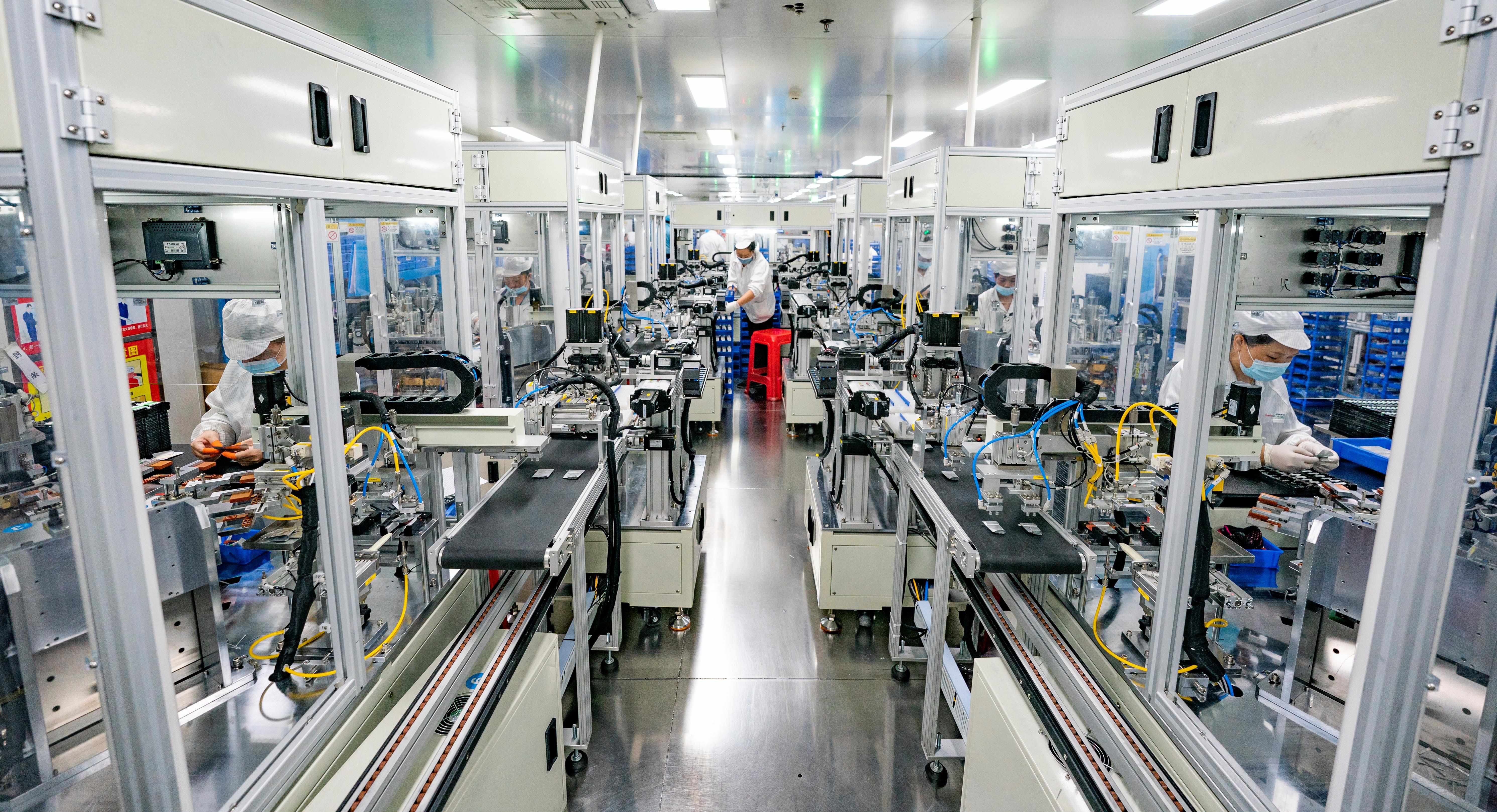2023年5月17日，江西新余一家電子公司生產(chǎn)車間內(nèi)，技術(shù)工人在鋰電池生產(chǎn)線忙于趕制訂單產(chǎn)品。