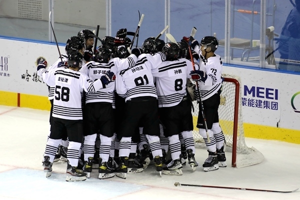 內(nèi)蒙古隊(duì)球員慶祝比賽勝利。人民網(wǎng)記者 胡雪蓉?cái)z