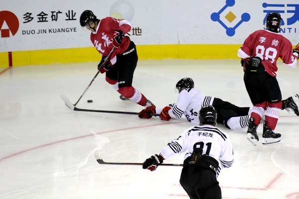 重慶隊(duì)球員與內(nèi)蒙古球員拼搶。人民網(wǎng)記者 胡雪蓉?cái)z