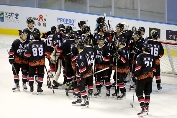 北京隊(duì)?wèi)c祝奪冠。人民網(wǎng)記者 胡雪蓉?cái)z