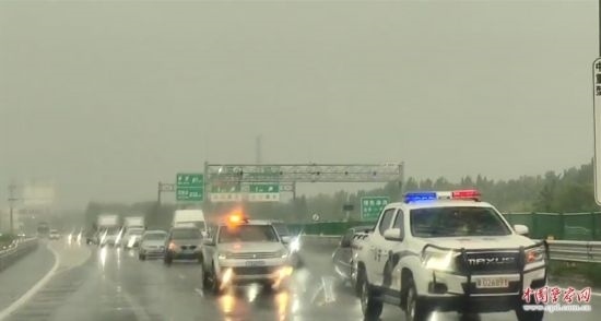 8月2日，京港澳高速，高速交警涿州大隊(duì)警車帶道引導(dǎo)救援物資車隊(duì)進(jìn)入涿州災(zāi)區(qū)。