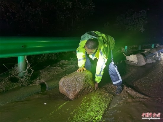 7月31日，張涿高速，高速交警涿鹿大隊(duì)民警清理山體滑坡路面落石。