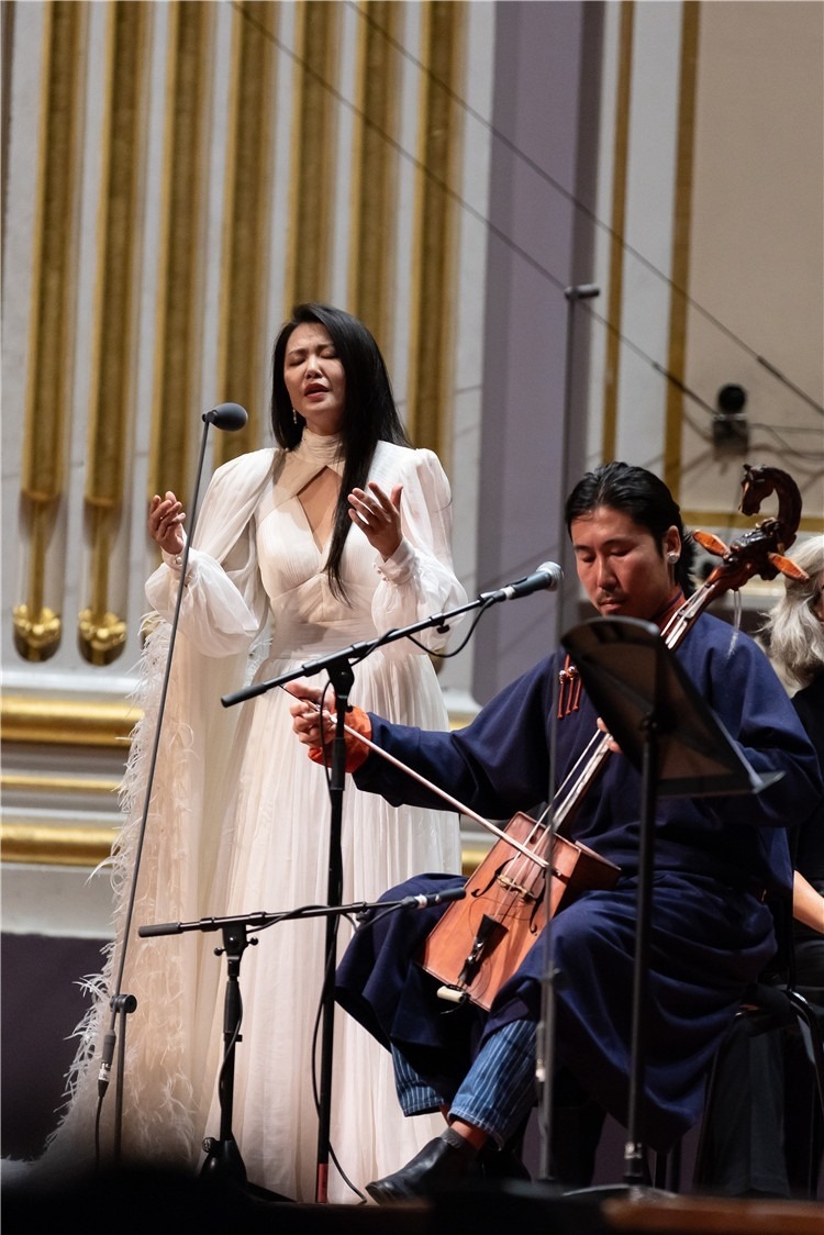 圖片說明： 8月5日，2023愛丁堡國際藝術(shù)節(jié)開幕式音樂會(huì)《慈悲頌》的演出現(xiàn)場(chǎng)。藝術(shù)節(jié)組委會(huì)供圖