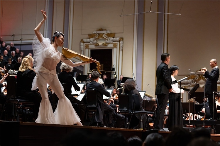 圖8月5日，2023愛丁堡國際藝術(shù)節(jié)開幕式音樂會(huì)《慈悲頌》的演出現(xiàn)場(chǎng)。藝術(shù)節(jié)組委會(huì)供圖