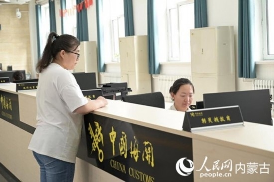 代理報關(guān)企業(yè)正在滿洲里車站海關(guān)綜合服務(wù)大廳辦理業(yè)務(wù)。人民網(wǎng) 寇雅楠攝