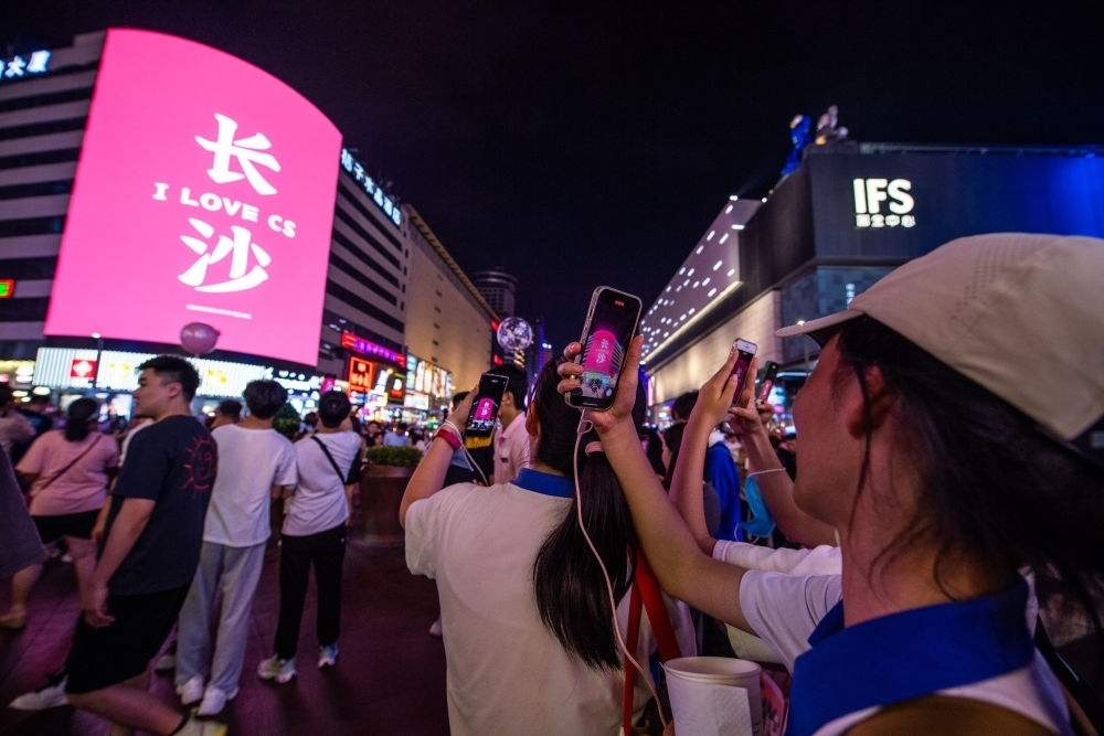  游客在長沙市天心區(qū)黃興路步行街打卡、拍照（6月7日攝）。新華社記者 陳思汗 攝