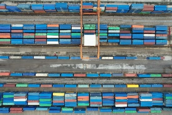 在廣州東部公鐵聯(lián)運(yùn)樞紐（增城西站），工作人員在進(jìn)行集裝箱轉(zhuǎn)運(yùn)工作。廣州交通投資集團(tuán)有限公司供圖