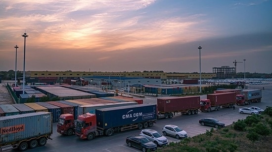 石家莊國際陸港內(nèi)整裝待發(fā)的集裝箱。 石家莊國際陸港供圖