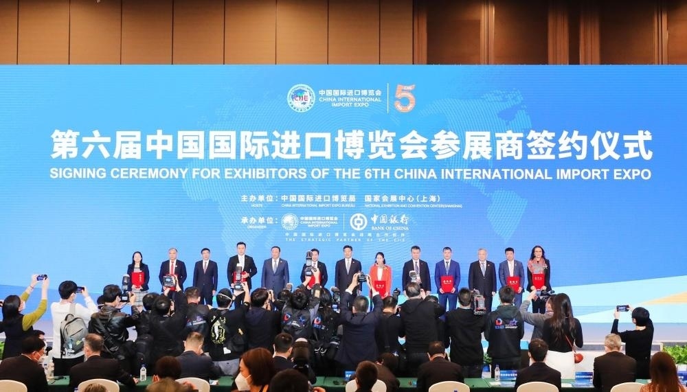 2022年11月6日，2022年中國(guó)國(guó)際進(jìn)口博覽會(huì)參展商聯(lián)盟大會(huì)在上海舉行。這是在大會(huì)期間進(jìn)行的第六屆進(jìn)博會(huì)參展商簽約儀式。新華社記者 方喆 攝
