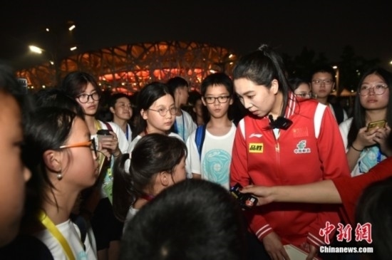 圖為小學(xué)員向李曉霞分享自己運(yùn)動(dòng)經(jīng)歷。<a target='_blank' href='/' ><p align=