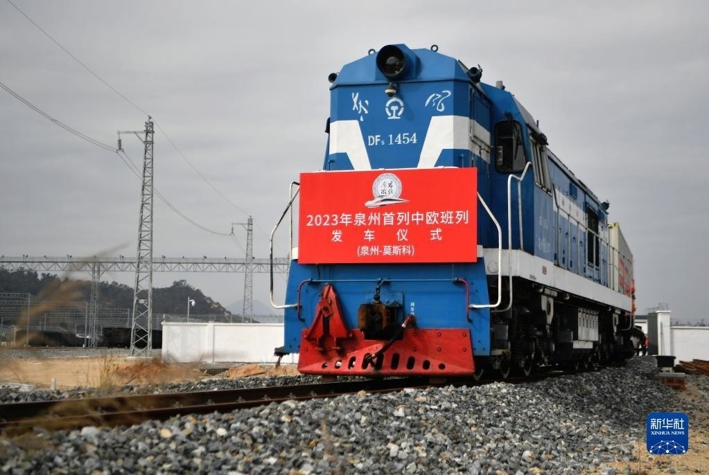 2月3日，中歐班列駛出興泉鐵路黃塘站。當(dāng)日，滿載著55個(gè)集裝箱的中歐班列，從位于福建泉州惠安縣的興泉鐵路黃塘站駛出。這是泉州今年開(kāi)出的首趟中歐班列，也是興泉鐵路開(kāi)通后的首趟泉州中歐班列。據(jù)了解，此次班列裝載產(chǎn)品主要來(lái)自泉州進(jìn)出口企業(yè)，貨重601.4噸，貨值約262.5萬(wàn)美元。新華社記者 魏培全 攝