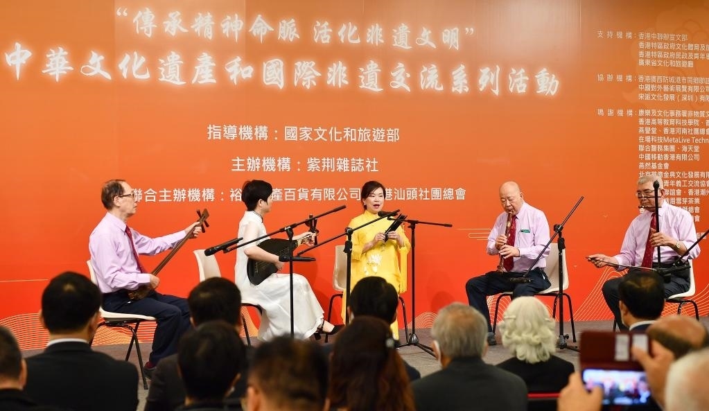 2022年11月23日，演員在“傳承精神命脈 活化非遺文明”中華文化遺產(chǎn)和國(guó)際非遺交流系列活動(dòng)開(kāi)幕式上表演非遺項(xiàng)目南音《滿空飛》。新華社記者 陳鐸 攝