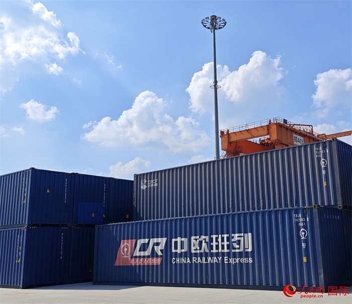 8月3日，中歐班列（中豫號）集裝箱在鄭州車站海關(guān)等候查驗(yàn)。人民網(wǎng) 崔譯戈攝