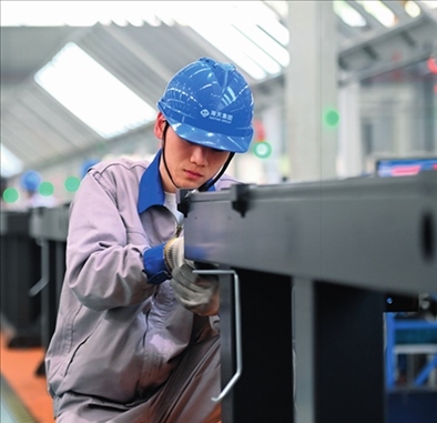 工人在海天國(guó)際控股有限公司海天大港生產(chǎn)基地作業(yè)（2023年2月1日攝）。黃宗治攝/本刊