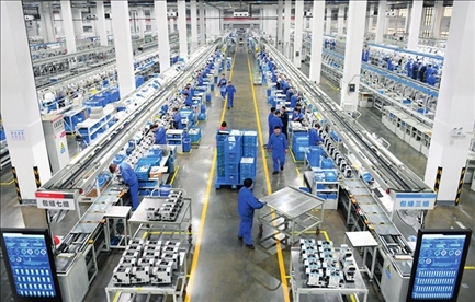 在位于浙江省臺(tái)州市的杰克科技股份有限公司，工作人員在裝配車間裝配縫紉機(jī)（2023年3月23日攝）。翁忻旸攝/本刊