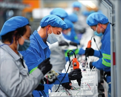 工人在浙江沁園水處理科技有限公司生產(chǎn)車間組裝家用凈水產(chǎn)品（2023年3月22日攝）。黃宗治攝/本刊