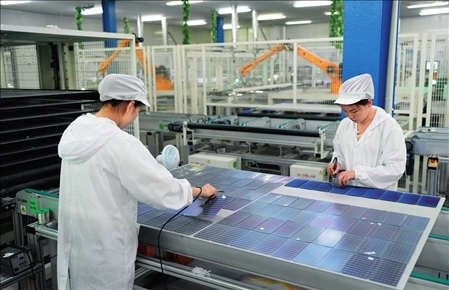 在浙江省臺(tái)州市黃巖區(qū)省級(jí)專精特新“小巨人”企業(yè)浙江公元新能源科技股份有限公司，工作人員生產(chǎn)太陽(yáng)能電池組（2023年8月9日攝）。翁忻旸攝/本刊