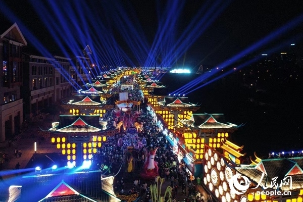 廣西南寧市良慶區(qū)的“南寧之夜”街區(qū)燈火璀璨。人民網(wǎng) 王勇攝