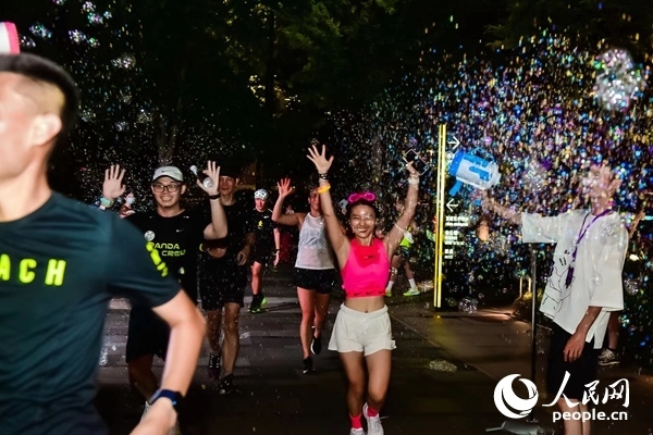 運(yùn)動愛好者參加上海外灘楓徑NIKE熒光跑。圖片由BFC外灘金融中心提供