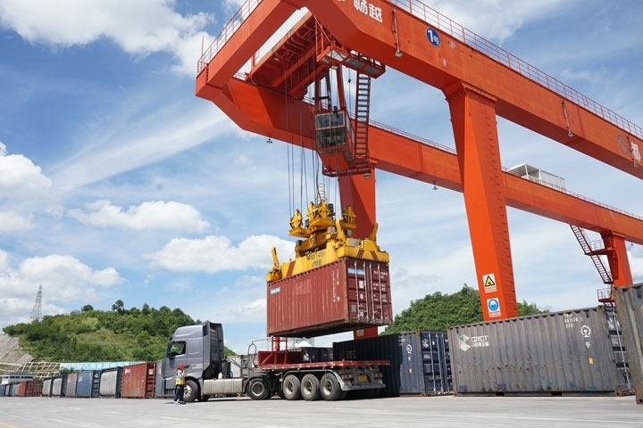 在貴陽國際陸港，正在作業(yè)的龍門吊。貴陽綜保區(qū)供圖