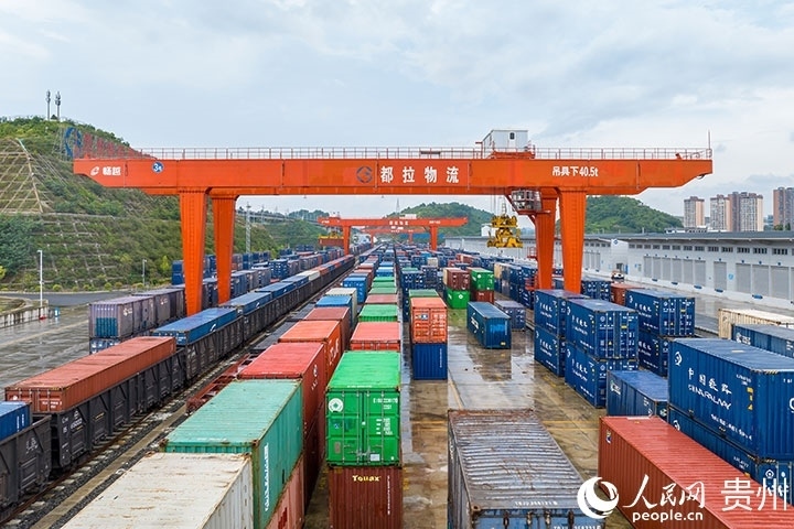 裝滿貨物的集裝箱整齊排列在貴陽國際陸港。人民網(wǎng)記者 涂敏攝