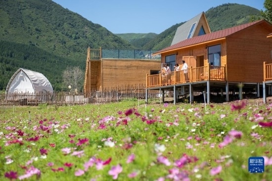 8月12日，游客在寧夏固原市涇源縣大灣鄉(xiāng)楊嶺村的民宿聊天。新華社記者 李旭倫 攝