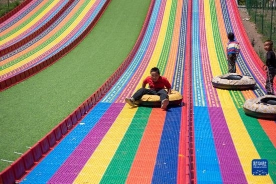 8月12日，小朋友在寧夏固原市涇源縣大灣鄉(xiāng)楊嶺村玩耍。新華社記者 李旭倫 攝