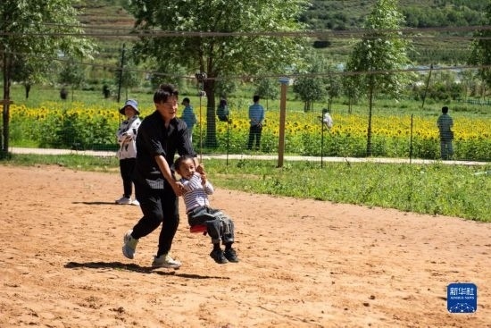 8月12日，游客在寧夏固原市涇源縣大灣鄉(xiāng)楊嶺村玩耍。新華社記者 李旭倫 攝