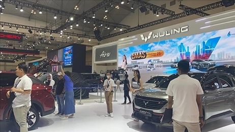 印尼消費(fèi)者參觀上汽五菱的展臺。趙世祺 攝
