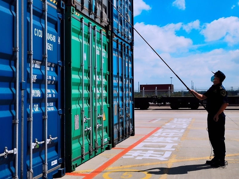 關(guān)員利用工業(yè)內(nèi)窺鏡檢查箱號、鎖號、封志情況。人民網(wǎng)記者 栗翹楚攝