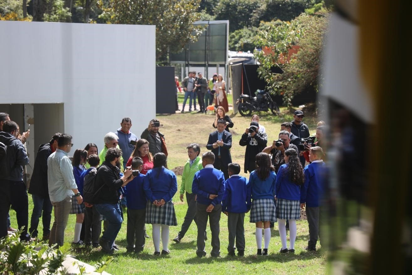 波哥大市長(zhǎng)克勞迪婭·洛佩茲與參加活動(dòng)的學(xué)生代表交流。中國(guó)港灣波哥大地鐵一號(hào)線項(xiàng)目供圖