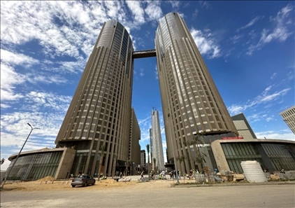 埃及新行政首都CBD項(xiàng)目P4標(biāo)段高層辦公樓。 嚴(yán)川吉雨攝