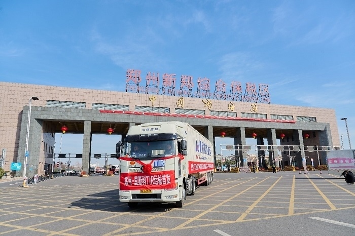 2023年2月20日，鄭州—莫斯科TIR運(yùn)輸首發(fā)車輛駛出鄭州新鄭綜合保稅區(qū)。新鄭海關(guān)供圖