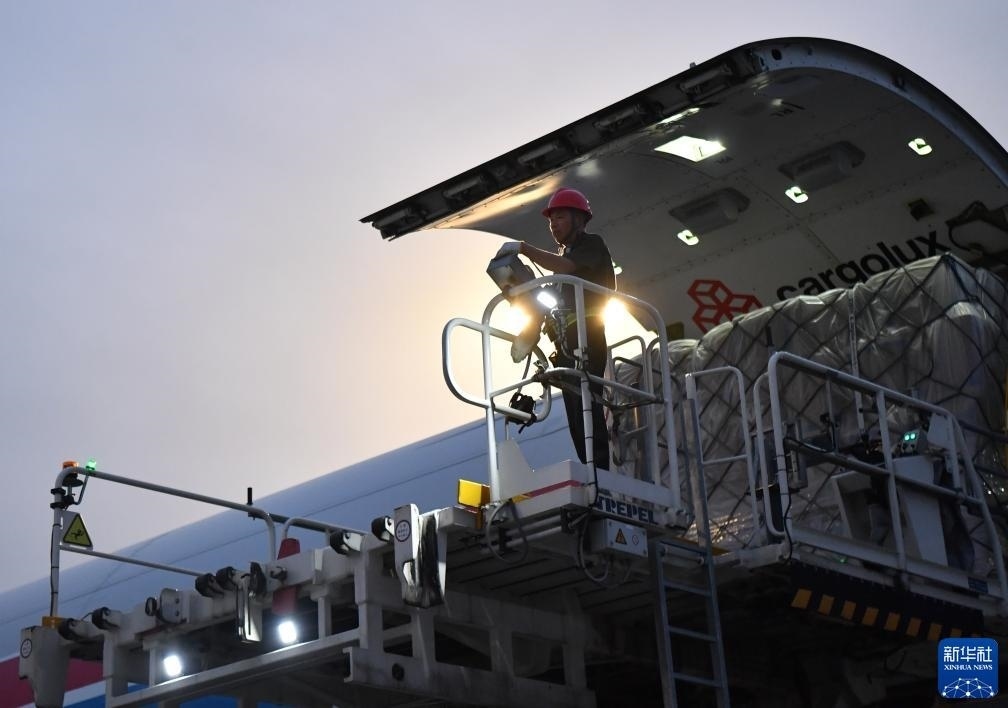 8月1日，工作人員在中國鄭州新鄭國際機(jī)場為一架盧森堡貨航貨機(jī)裝貨。新華社記者 李嘉南 攝