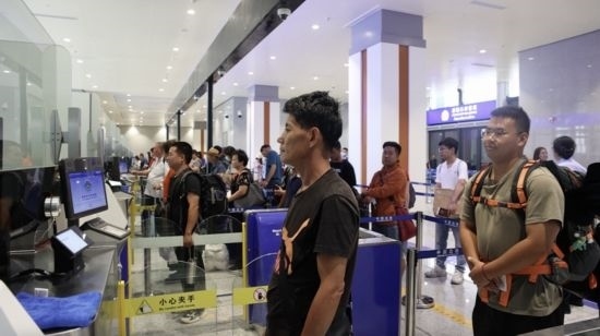 6月13日，乘坐中老鐵路國際旅客列車的旅客在磨憨邊檢大廳排隊候檢。李揚 攝