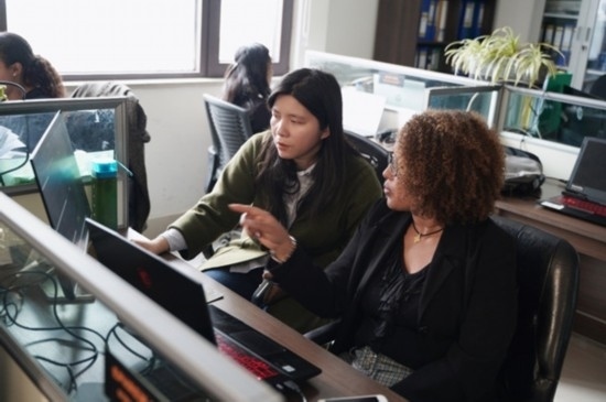 梅德哈妮（右）與中國(guó)同事討論設(shè)計(jì)方案。受訪對(duì)象供圖