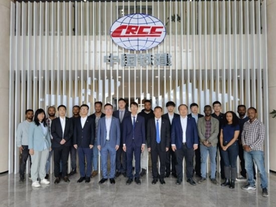 中國(guó)土木福州設(shè)計(jì)院埃塞分院團(tuán)隊(duì)合影。受訪對(duì)象供圖